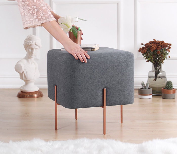 Atelier Del Sofa Puf Bohemio Gris Oscuro con Patas de Hierro Recubiertas de Cobre
